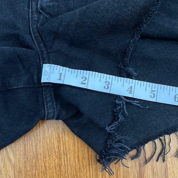 Agolde Dee Short, Black, Size 26 - Picture 7 of 10